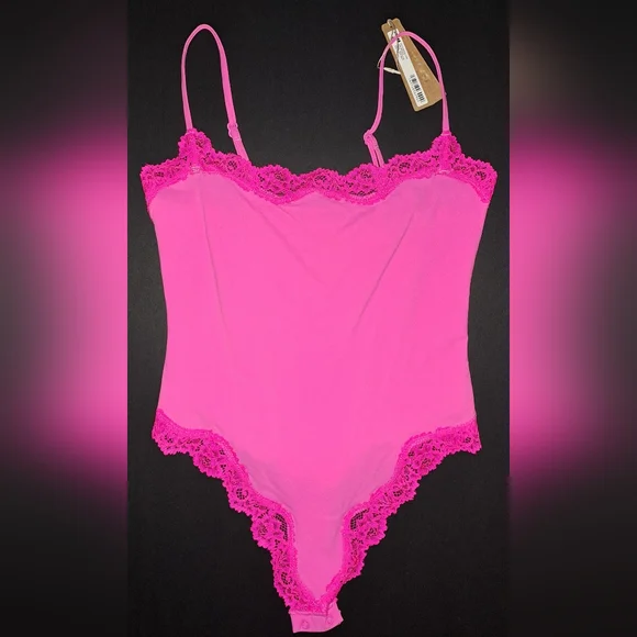 💕NWT SKIMS RARE HTF Fits Everybody Lace Cami Bodysuit Pink TAFFY MULTI S - Picture 4 of 9